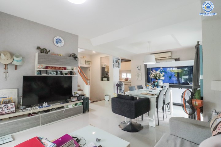 บ้านเดี่ยวมือสอง  ม.มัณฑนาเลค วัชรพล บ้านสวย จากแบรนด์ดัง * Land & House *  เนื้อที่ 50.30 ตร.ว. มาพร้อมฟังก์ชันจัดเต็ม 3 ห้องนอน 3 ห้องน้ำ บ้านสวยพร้อมเข้าอยู่ พร้อมแถมเครื่องปรับอากาศ 4 เครื่อง บนทำเลศักยภาพ เชื่อมต่อถนนหลายเส้นทาง ใกล้รถไฟฟ้า สถานี "สายหยุดและแยกคปอ"  และ ใกล้จุดขึ้นทางด่วน "รามอินทรา-อาจณรงค์"